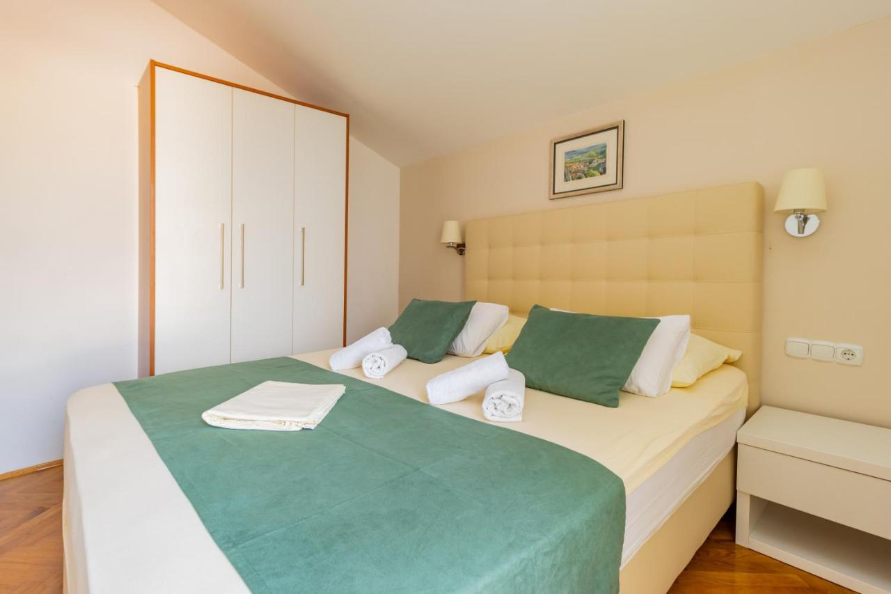 Luxury Apartments Villa Ruzmarina With New Heated Infinity Pool And Lounge Area Marusici  Exterior photo